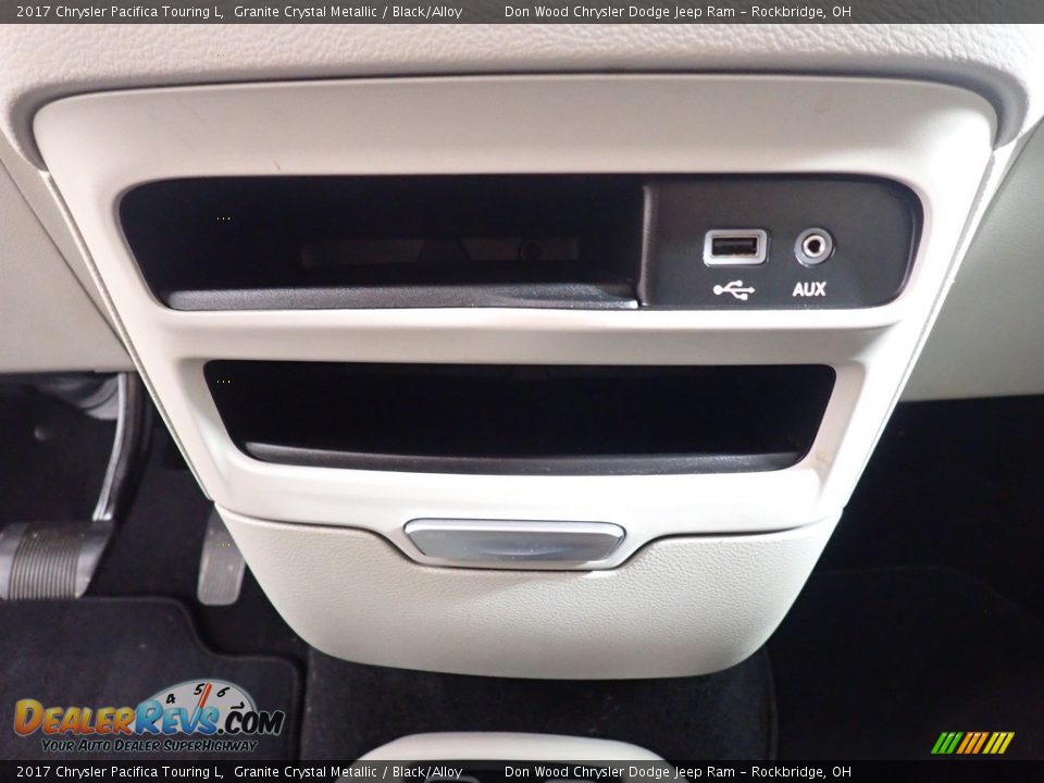 2017 Chrysler Pacifica Touring L Granite Crystal Metallic / Black/Alloy Photo #32