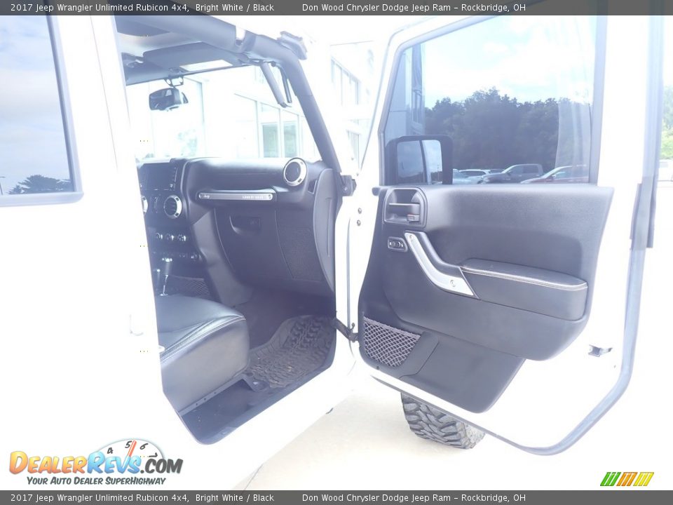 2017 Jeep Wrangler Unlimited Rubicon 4x4 Bright White / Black Photo #32