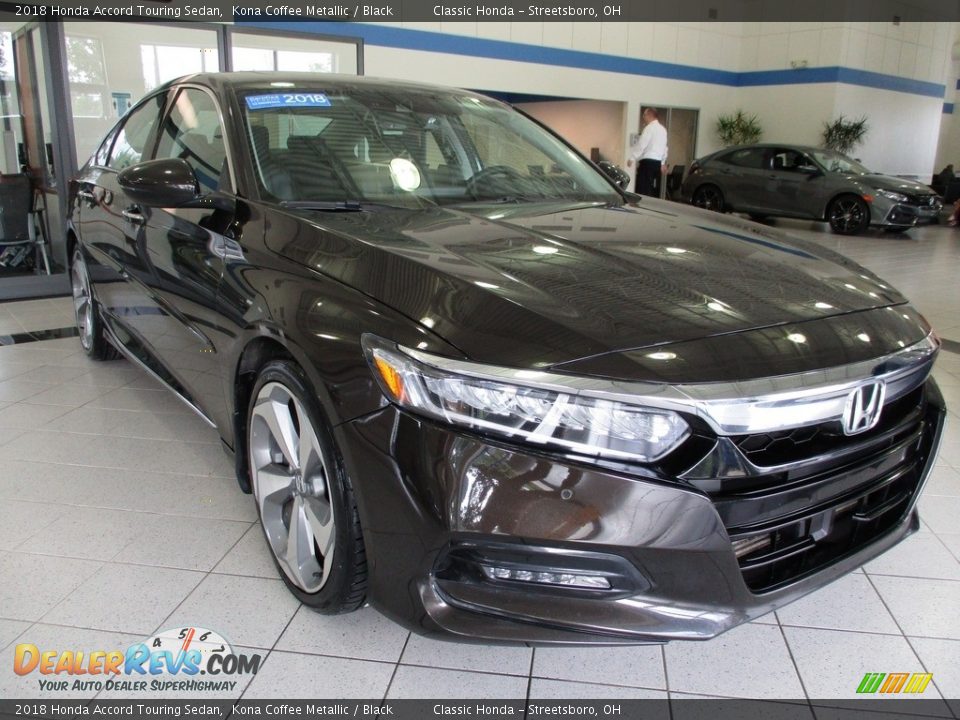 Front 3/4 View of 2018 Honda Accord Touring Sedan Photo #3