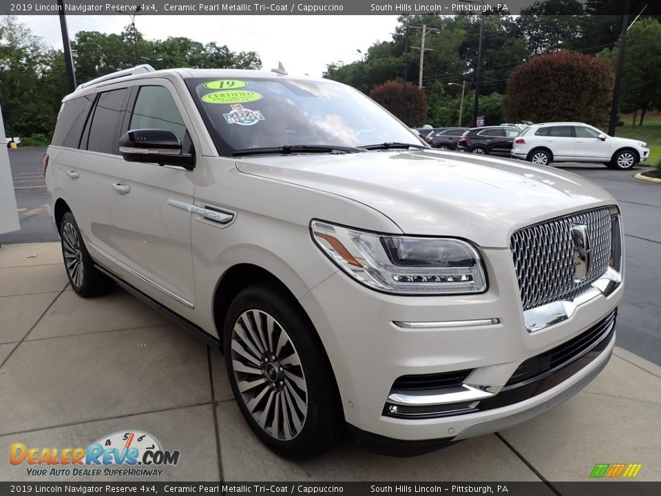 Front 3/4 View of 2019 Lincoln Navigator Reserve 4x4 Photo #8