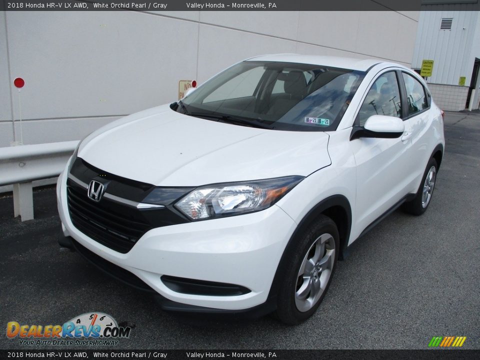 Front 3/4 View of 2018 Honda HR-V LX AWD Photo #10