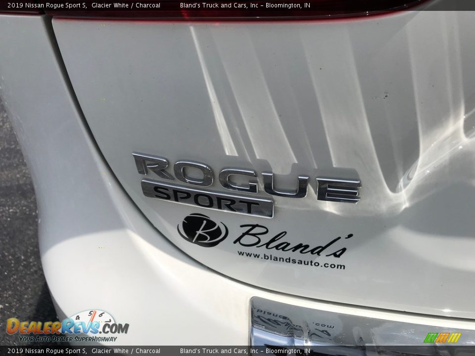 2019 Nissan Rogue Sport S Glacier White / Charcoal Photo #9