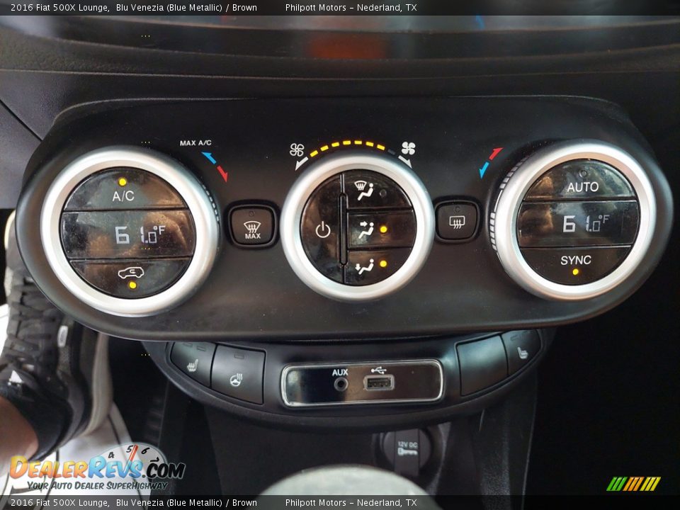 Controls of 2016 Fiat 500X Lounge Photo #20