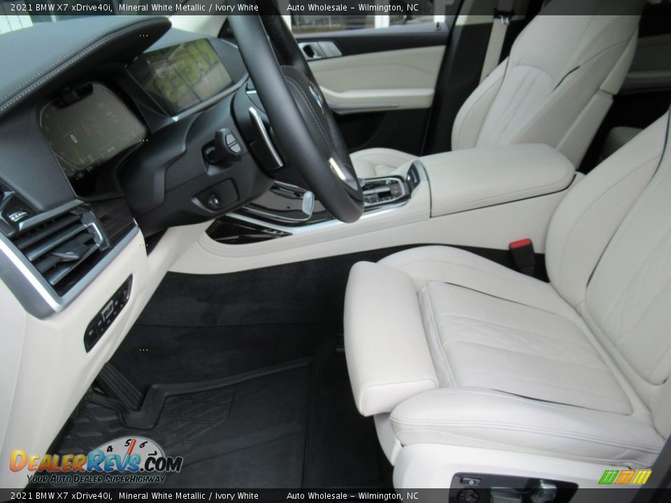 Front Seat of 2021 BMW X7 xDrive40i Photo #10