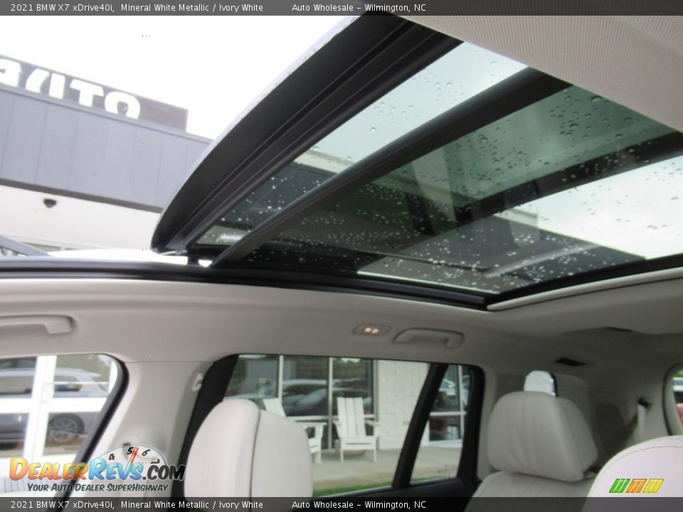 Sunroof of 2021 BMW X7 xDrive40i Photo #11