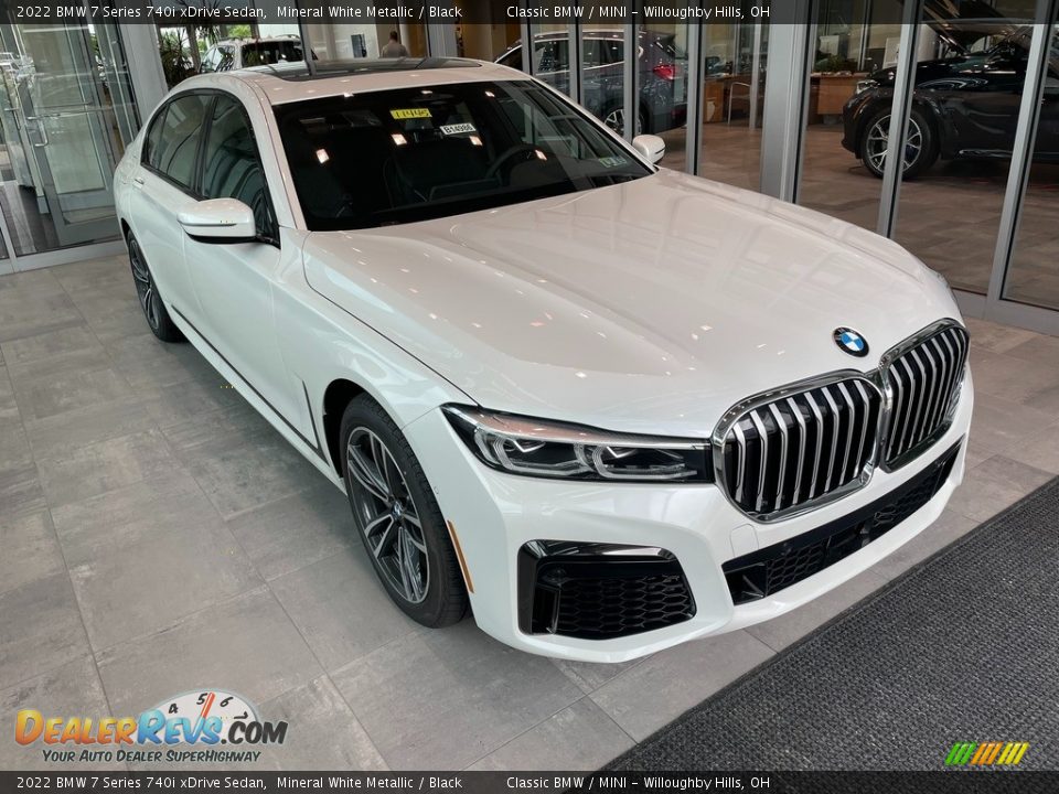 Front 3/4 View of 2022 BMW 7 Series 740i xDrive Sedan Photo #1