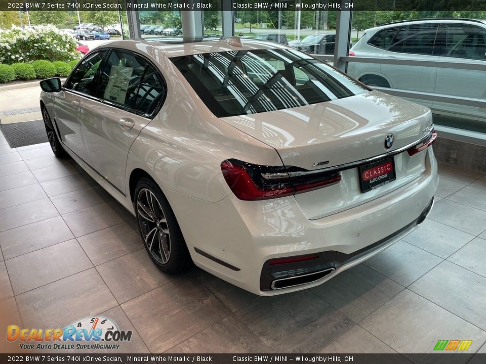 2022 BMW 7 Series 740i xDrive Sedan Mineral White Metallic / Black Photo #2