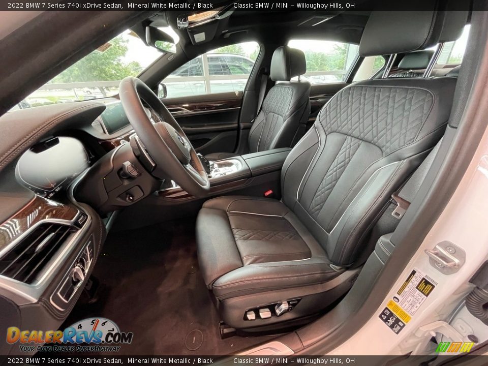 Front Seat of 2022 BMW 7 Series 740i xDrive Sedan Photo #4