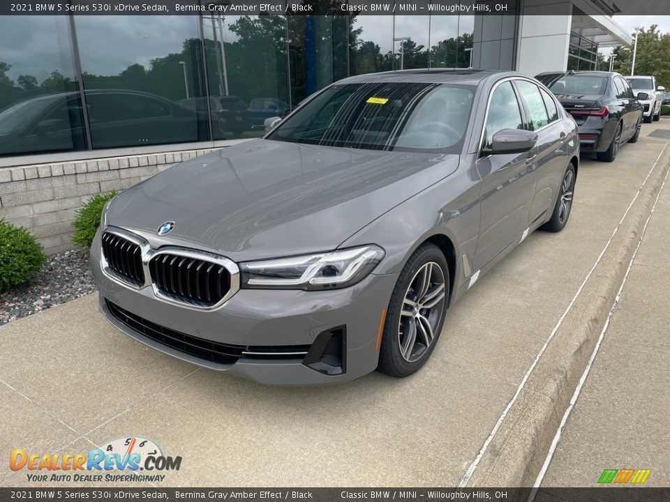 Front 3/4 View of 2021 BMW 5 Series 530i xDrive Sedan Photo #1