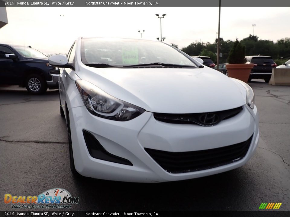 2016 Hyundai Elantra SE White / Gray Photo #11