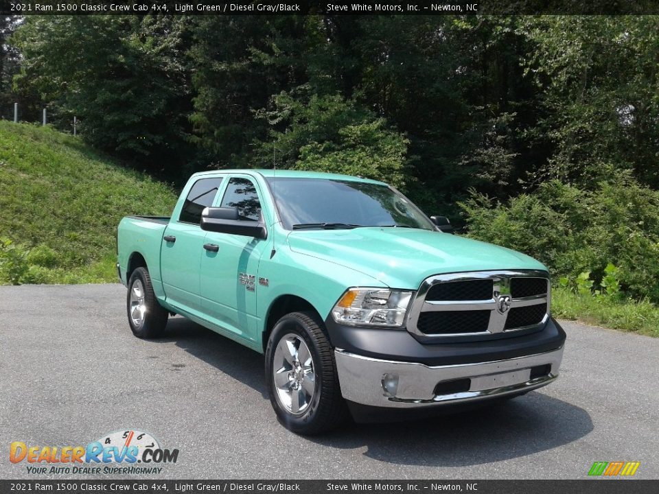Front 3/4 View of 2021 Ram 1500 Classic Crew Cab 4x4 Photo #4