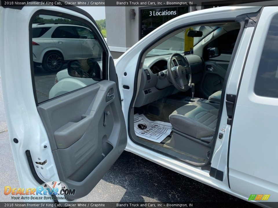 2018 Nissan Frontier SV King Cab Glacier White / Graphite Photo #8