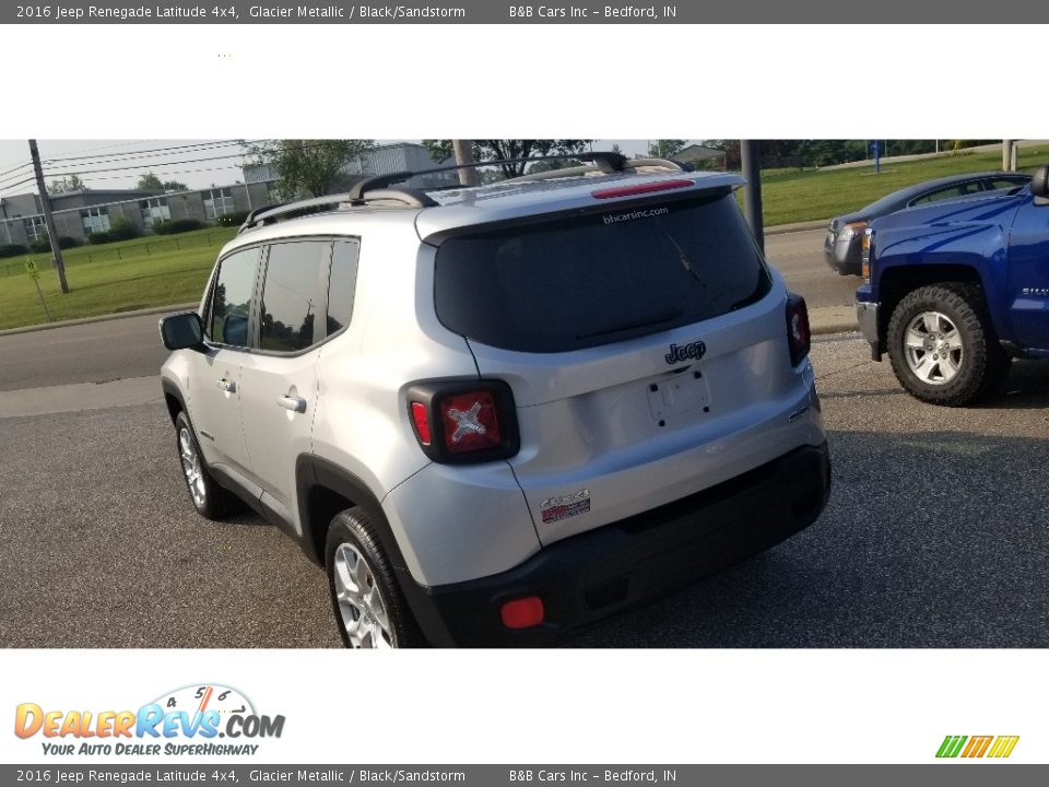 2016 Jeep Renegade Latitude 4x4 Glacier Metallic / Black/Sandstorm Photo #2