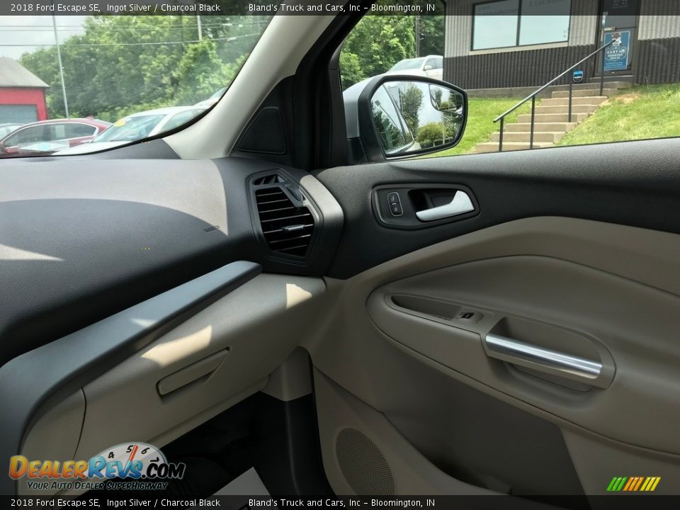 2018 Ford Escape SE Ingot Silver / Charcoal Black Photo #31