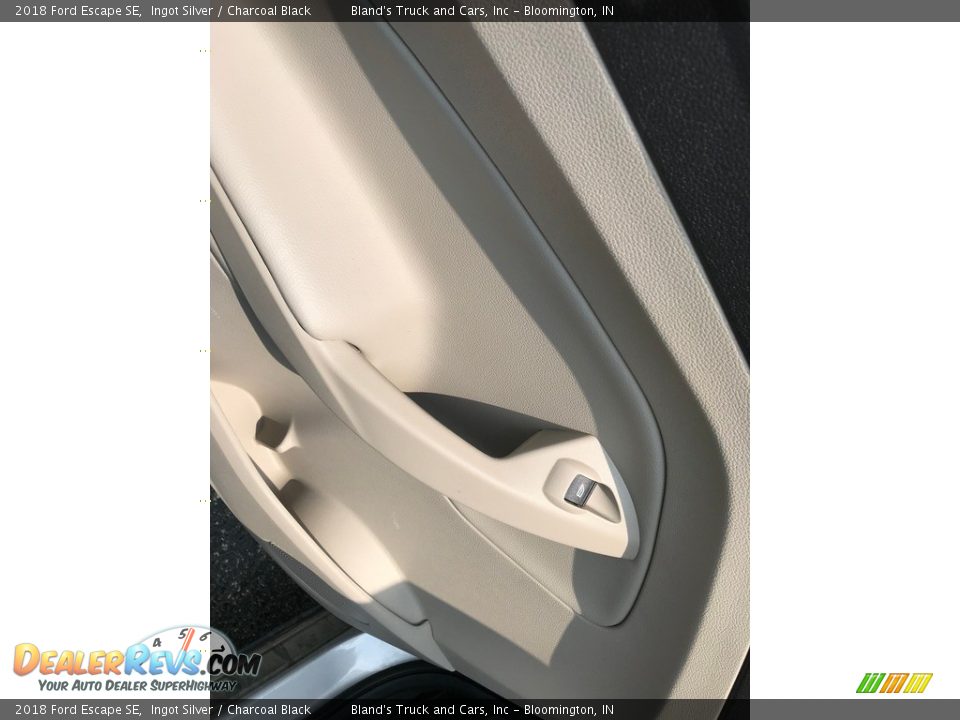 2018 Ford Escape SE Ingot Silver / Charcoal Black Photo #32