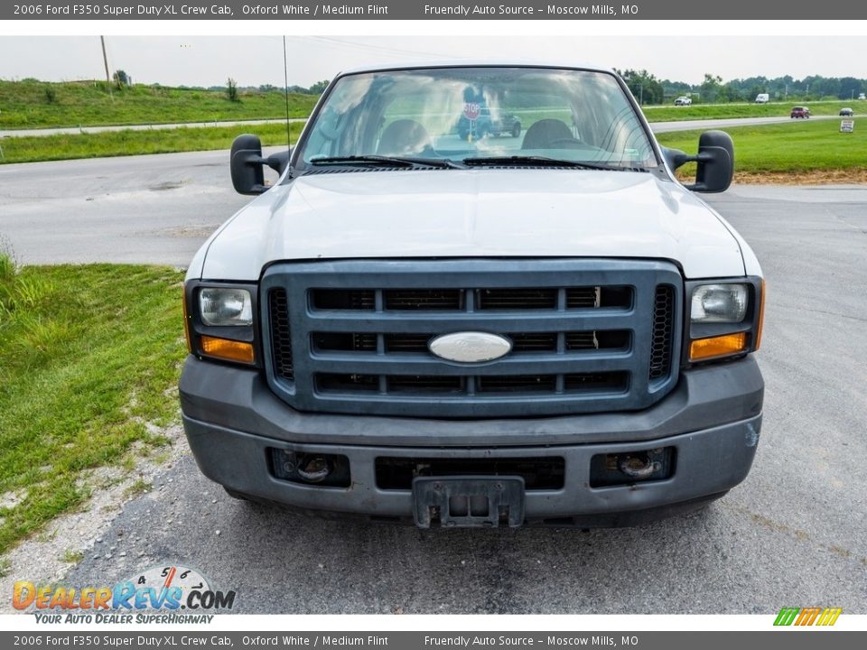 2006 Ford F350 Super Duty XL Crew Cab Oxford White / Medium Flint Photo #9