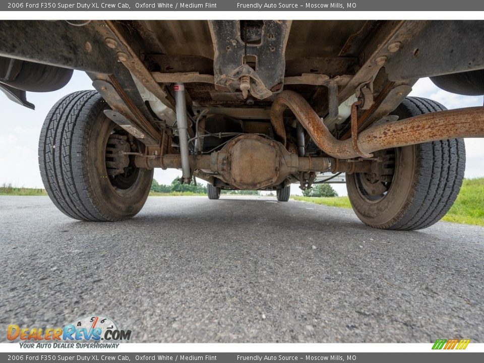 2006 Ford F350 Super Duty XL Crew Cab Oxford White / Medium Flint Photo #13