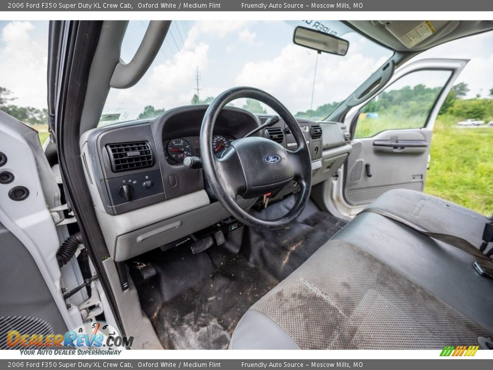 2006 Ford F350 Super Duty XL Crew Cab Oxford White / Medium Flint Photo #20