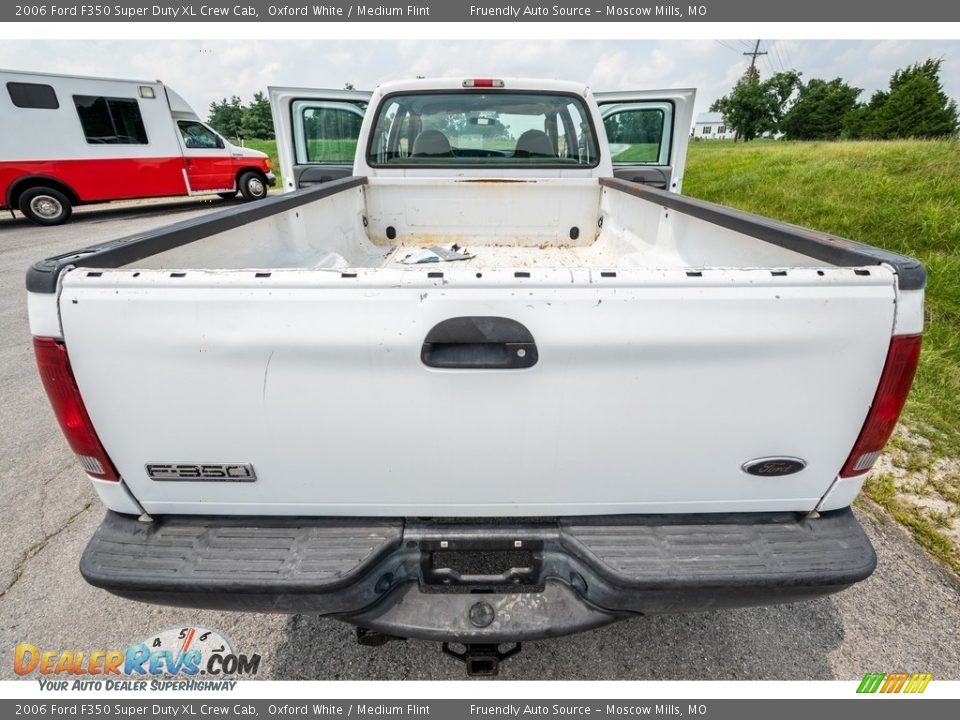 2006 Ford F350 Super Duty XL Crew Cab Oxford White / Medium Flint Photo #25