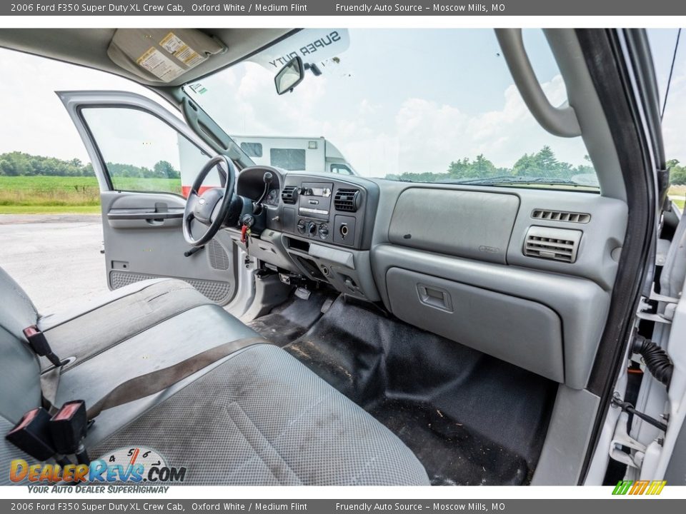 2006 Ford F350 Super Duty XL Crew Cab Oxford White / Medium Flint Photo #30