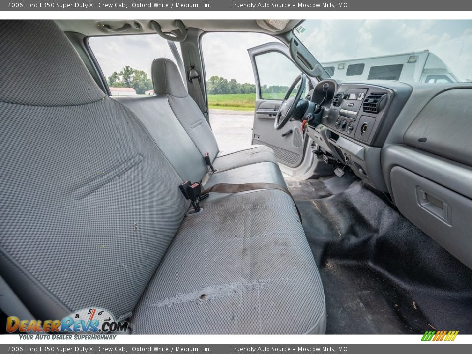 2006 Ford F350 Super Duty XL Crew Cab Oxford White / Medium Flint Photo #31