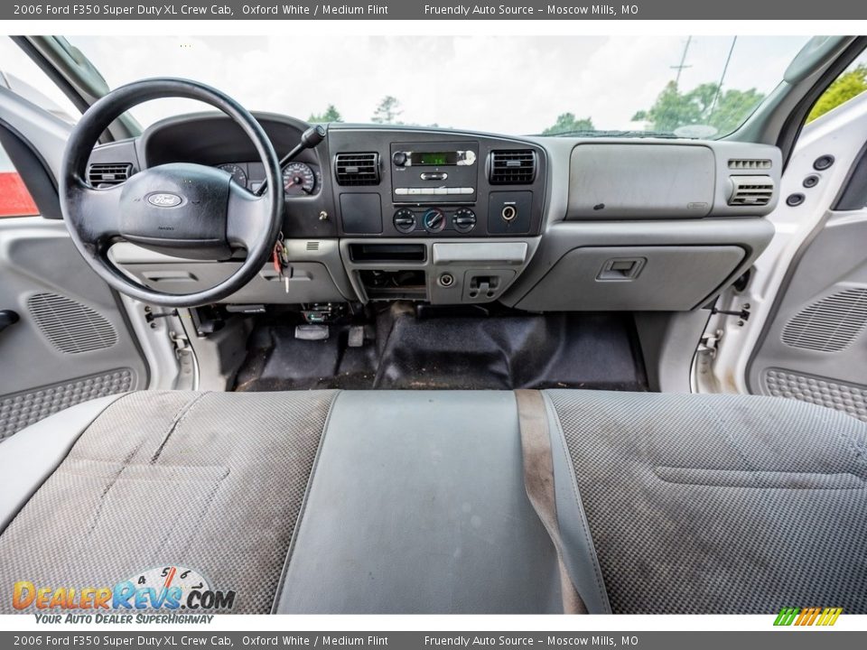 2006 Ford F350 Super Duty XL Crew Cab Oxford White / Medium Flint Photo #33