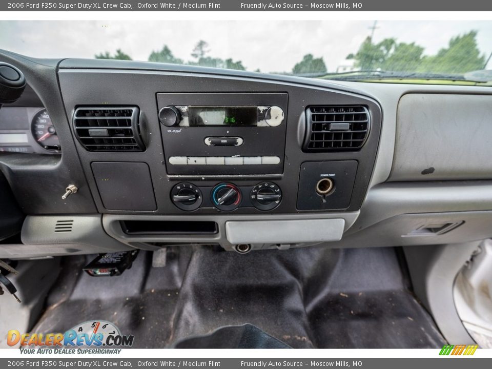 2006 Ford F350 Super Duty XL Crew Cab Oxford White / Medium Flint Photo #34