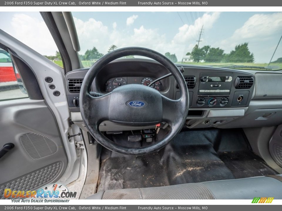 2006 Ford F350 Super Duty XL Crew Cab Oxford White / Medium Flint Photo #35