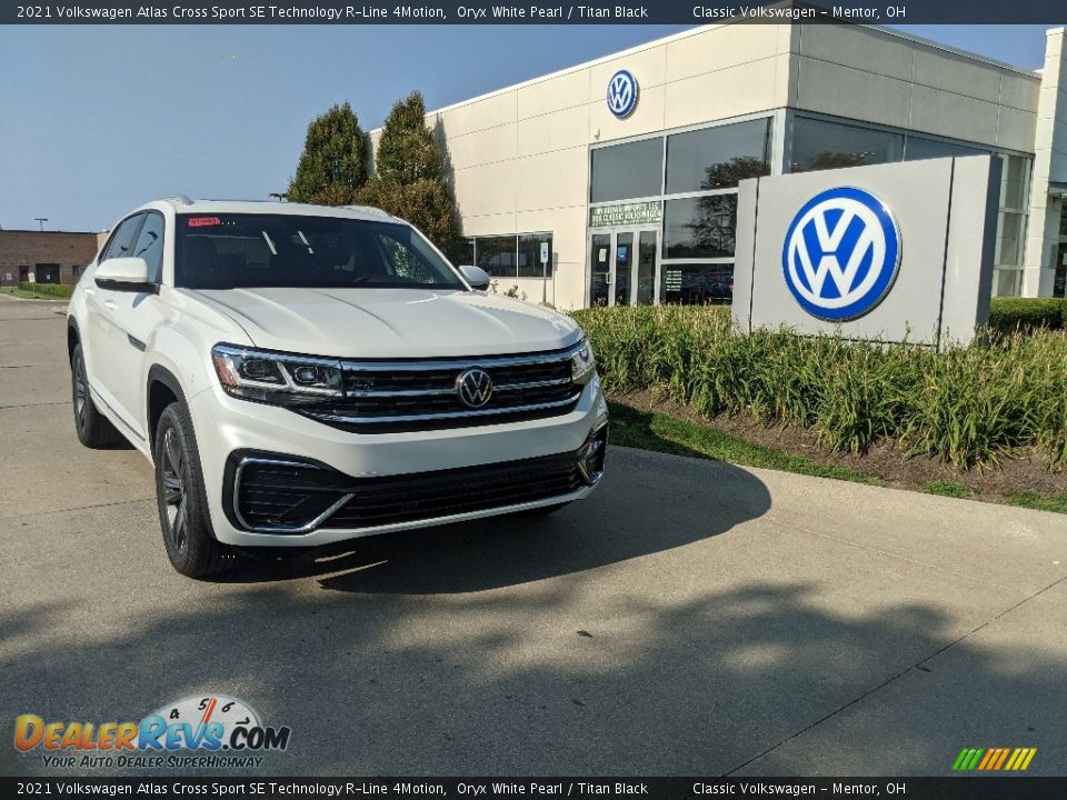 Front 3/4 View of 2021 Volkswagen Atlas Cross Sport SE Technology R-Line 4Motion Photo #1