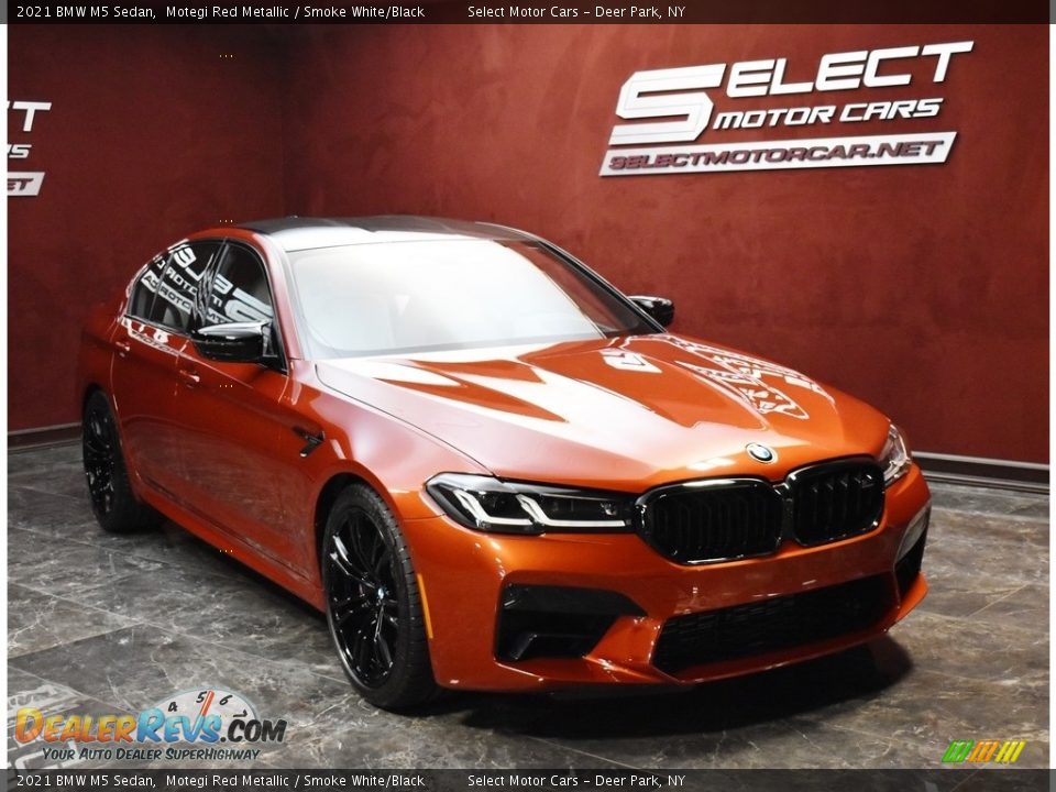 Front 3/4 View of 2021 BMW M5 Sedan Photo #3