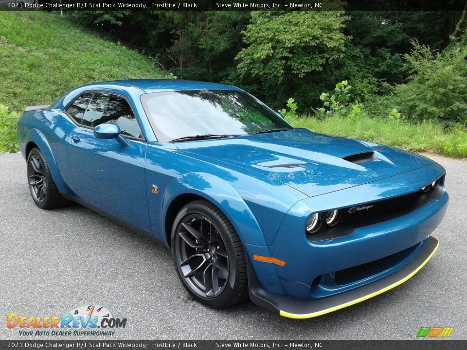 Front 3/4 View of 2021 Dodge Challenger R/T Scat Pack Widebody Photo #4