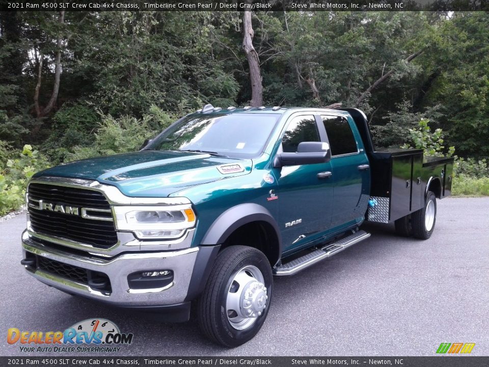 Front 3/4 View of 2021 Ram 4500 SLT Crew Cab 4x4 Chassis Photo #2