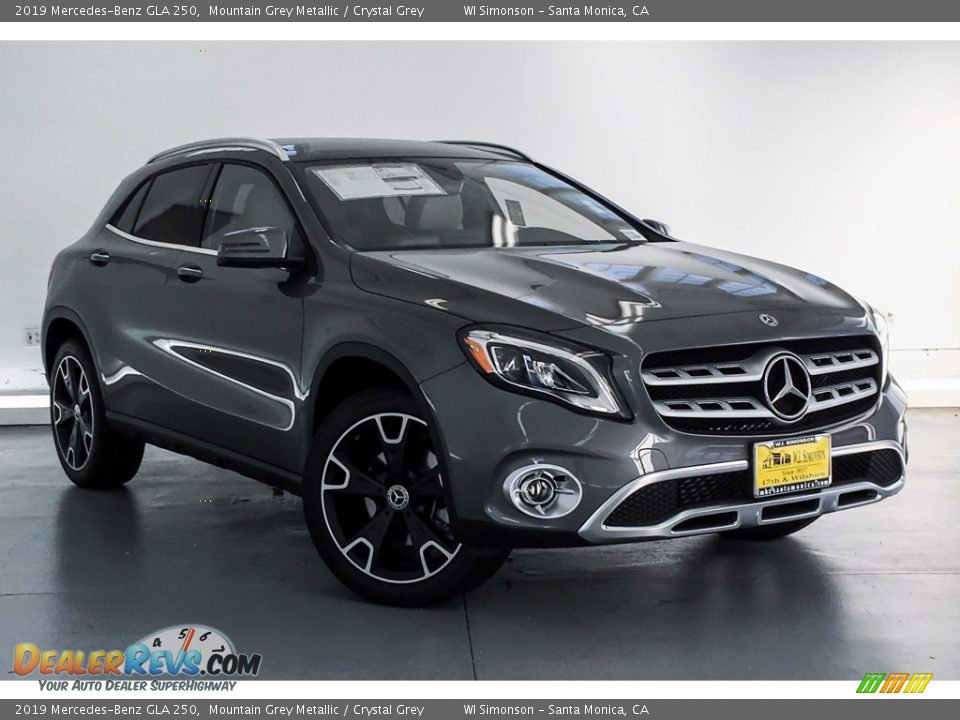 Front 3/4 View of 2019 Mercedes-Benz GLA 250 Photo #12