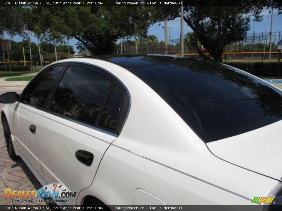 2005 Nissan Altima 3.5 SE Satin White Pearl / Frost Gray Photo #19