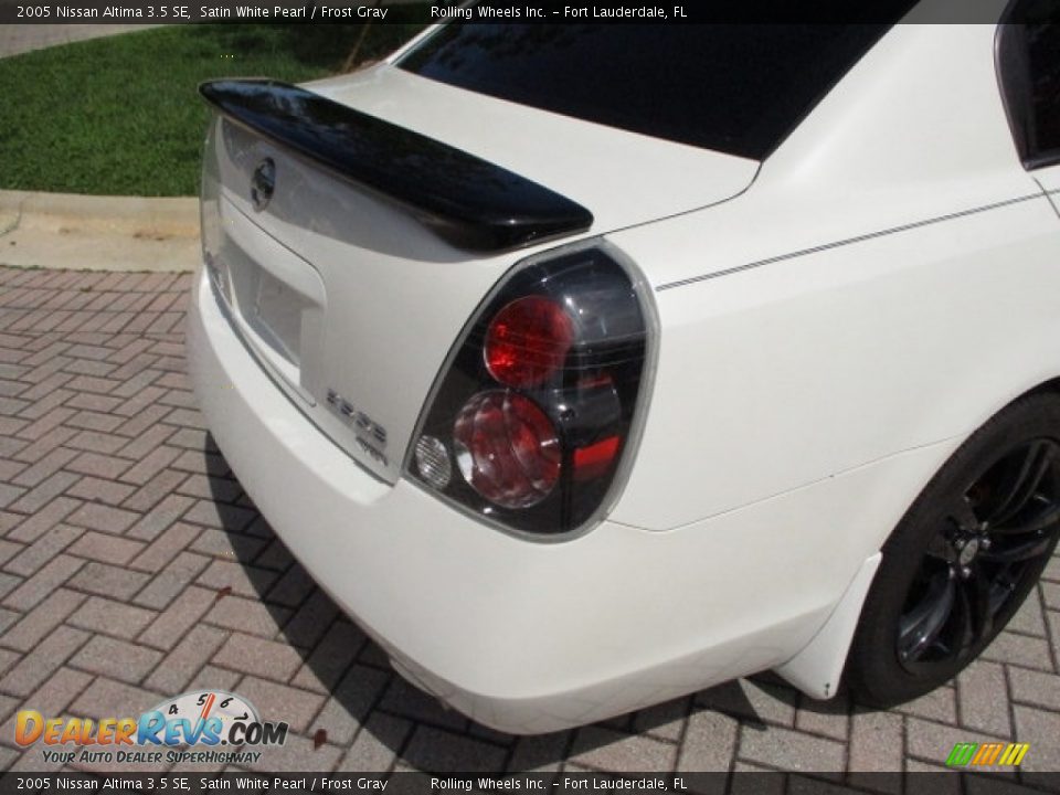 2005 Nissan Altima 3.5 SE Satin White Pearl / Frost Gray Photo #26