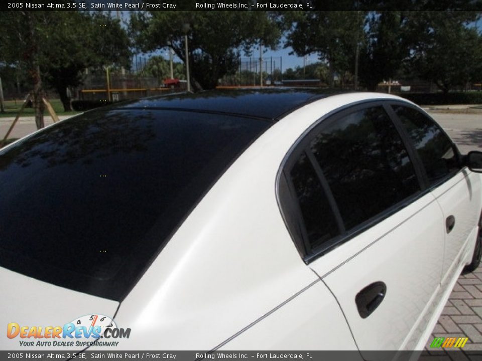 2005 Nissan Altima 3.5 SE Satin White Pearl / Frost Gray Photo #33