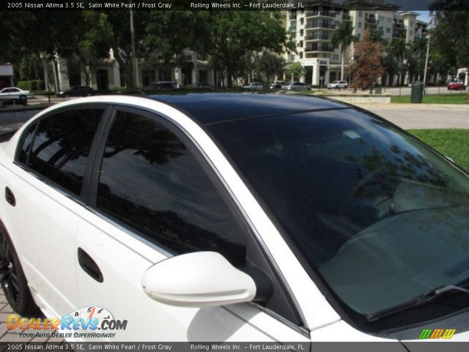 2005 Nissan Altima 3.5 SE Satin White Pearl / Frost Gray Photo #35