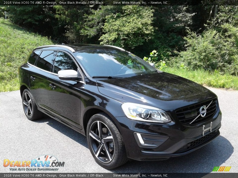 Front 3/4 View of 2016 Volvo XC60 T6 AWD R-Design Photo #4
