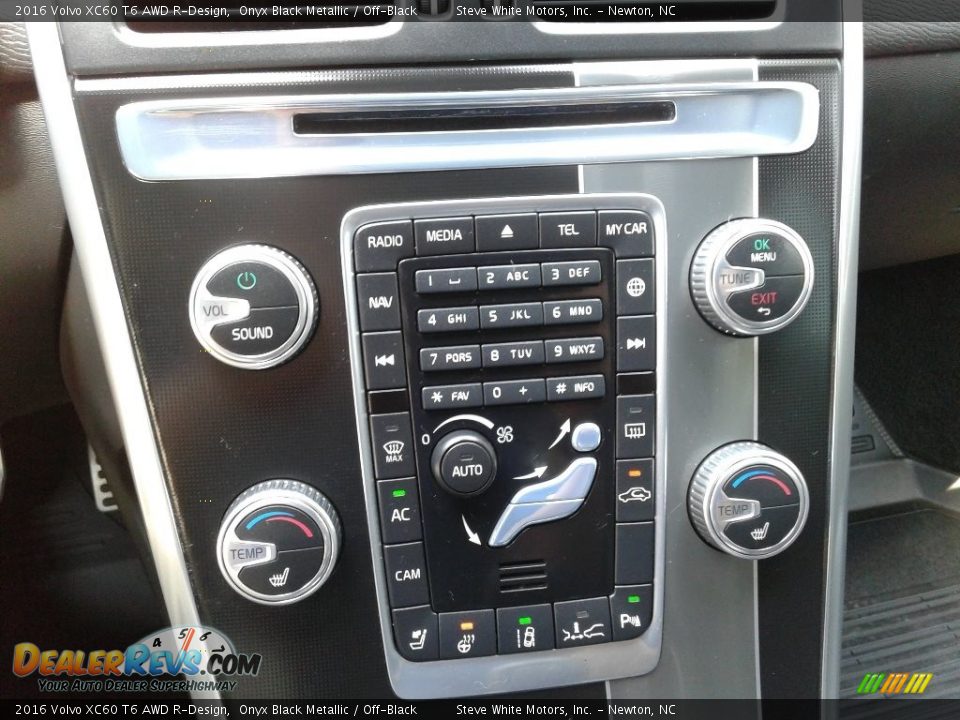 Controls of 2016 Volvo XC60 T6 AWD R-Design Photo #24