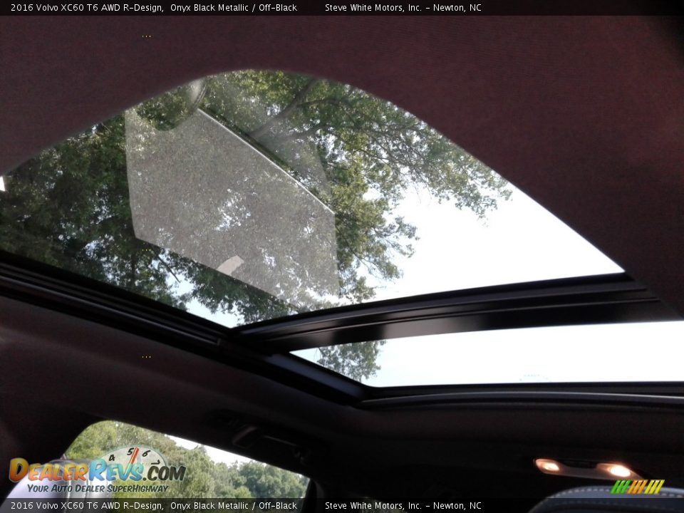 Sunroof of 2016 Volvo XC60 T6 AWD R-Design Photo #28