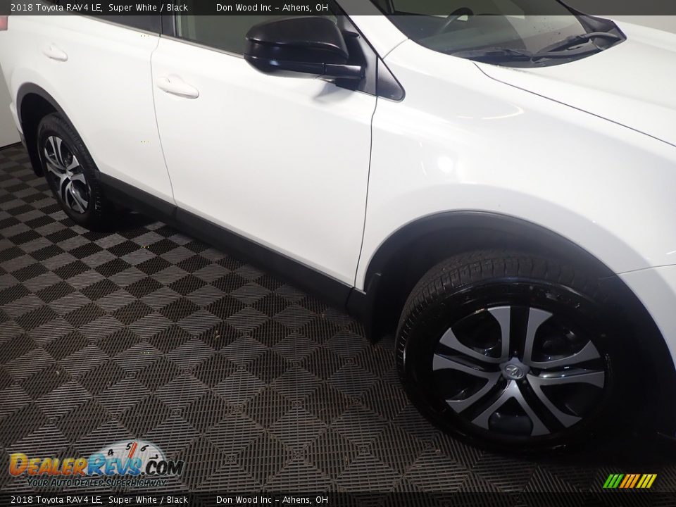 2018 Toyota RAV4 LE Super White / Black Photo #4