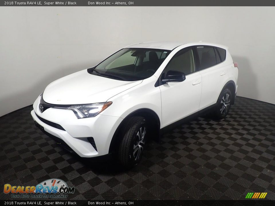 2018 Toyota RAV4 LE Super White / Black Photo #9