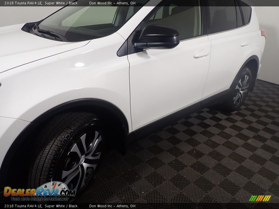 2018 Toyota RAV4 LE Super White / Black Photo #10