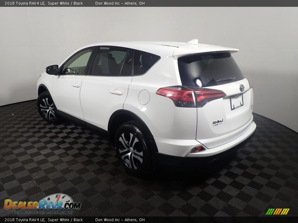 2018 Toyota RAV4 LE Super White / Black Photo #12