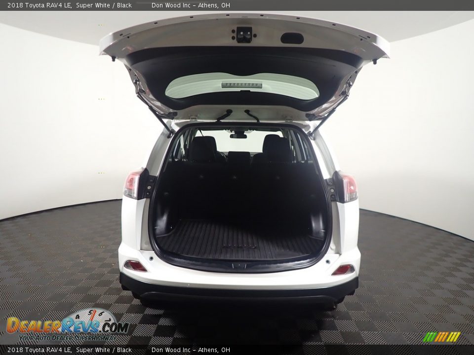 2018 Toyota RAV4 LE Super White / Black Photo #14