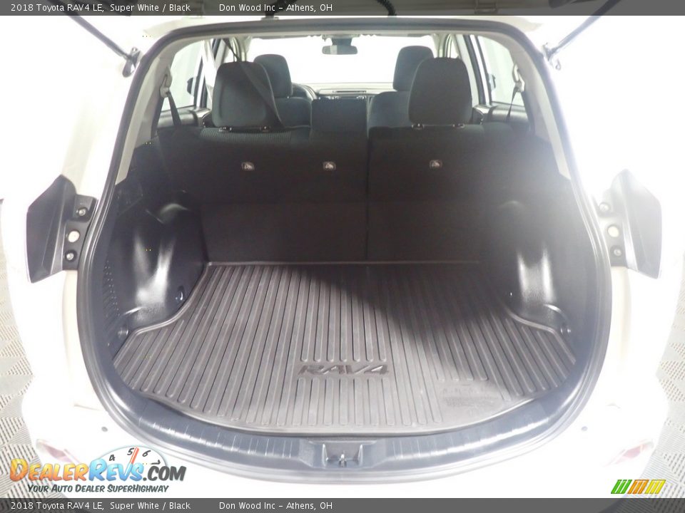 2018 Toyota RAV4 LE Super White / Black Photo #15