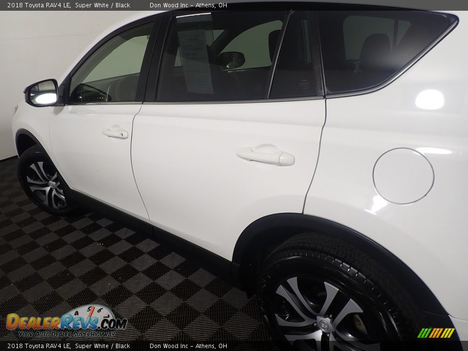 2018 Toyota RAV4 LE Super White / Black Photo #18