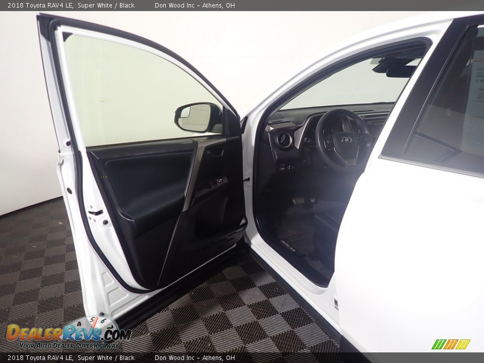 2018 Toyota RAV4 LE Super White / Black Photo #20