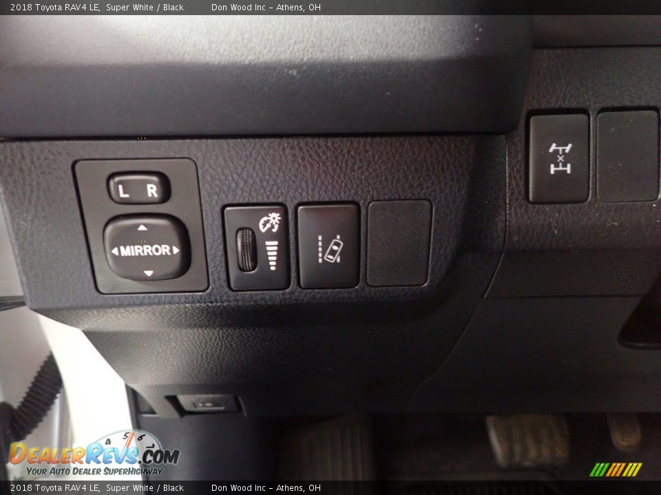 2018 Toyota RAV4 LE Super White / Black Photo #31