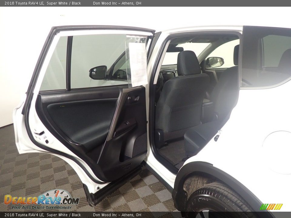 2018 Toyota RAV4 LE Super White / Black Photo #34